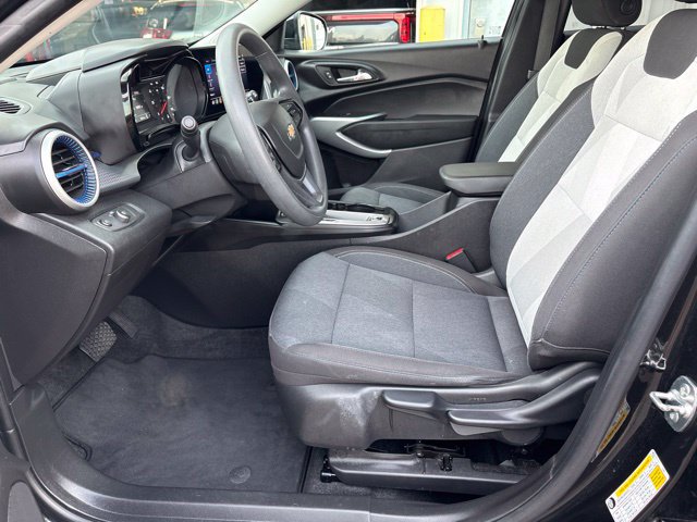 Used 2025 Chevrolet Trax LS w/ LS Convenience Package FWD image 11