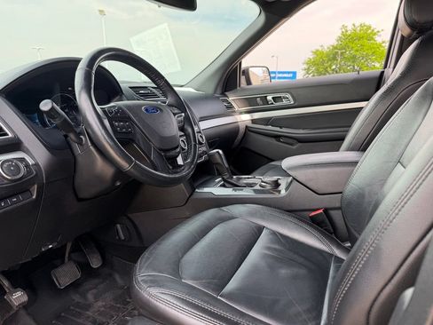 Used 2017 Ford Explorer XLT w/ Equipment Group 202A AWD/4WD image 4