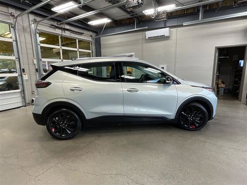 Used 2023 Chevrolet Bolt EUV LT w/ Convenience Package FWD image 6