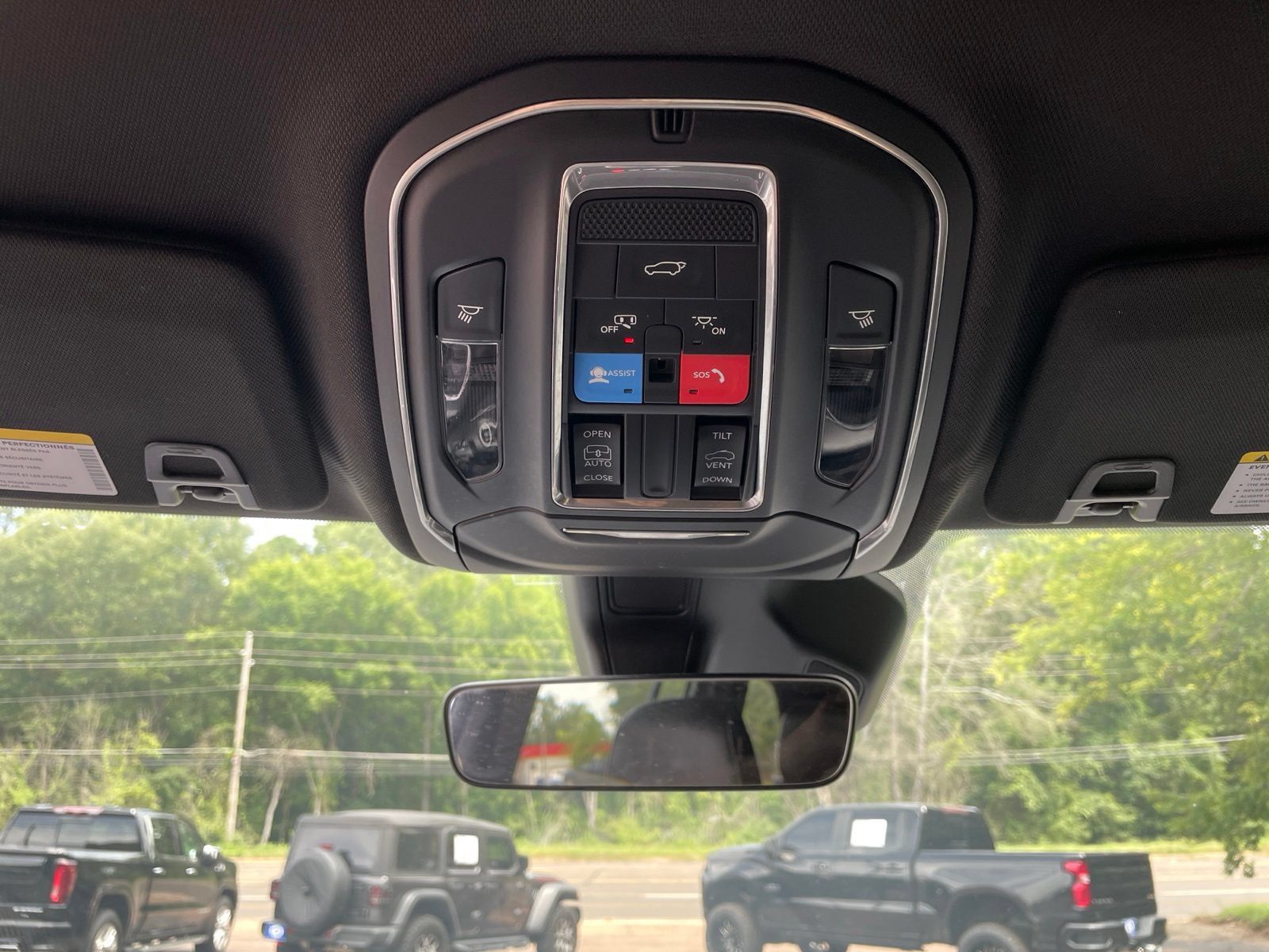 Used 2025 Jeep Grand Cherokee Altitude RWD image 18