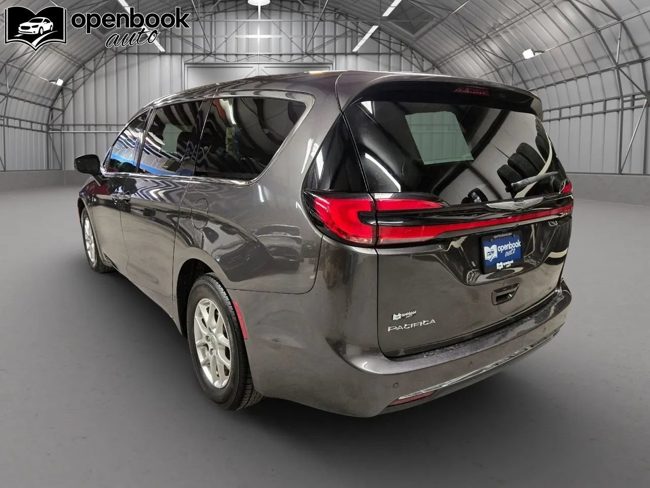 Used 2023 Chrysler Pacifica Touring-L FWD image 7