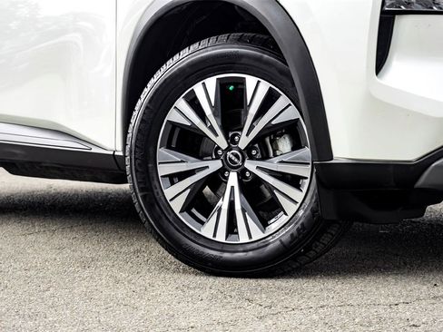 Used 2023 Nissan Rogue SV image 2