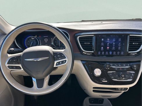 Certified 2017 Chrysler Pacifica Limited w/ Advanced Safetytec Group image 11