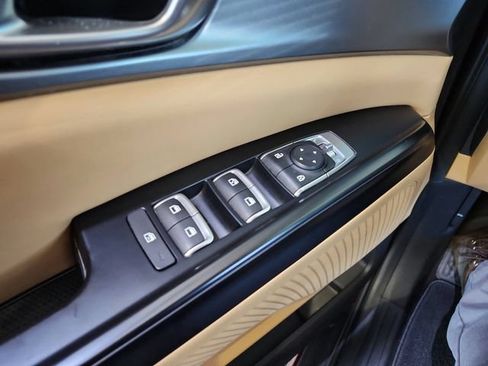 Certified 2023 Kia Carnival LX FWD image 18