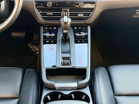 Certified 2025 Porsche Macan image 18