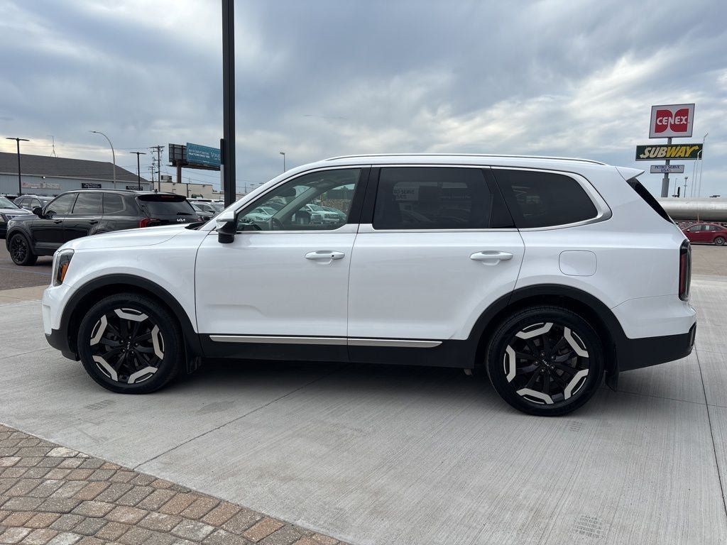 Used 2024 Kia Telluride EX w/ EX Captain's Chair Package AWD/4WD image 8