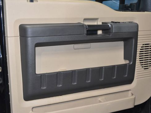 Used 2011 Ford F250 Lariat w/ Lariat Ultimate Pkg image 4