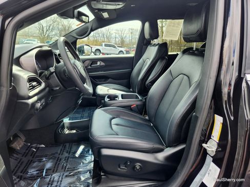 Used 2026 Chrysler Pacifica Select image 39
