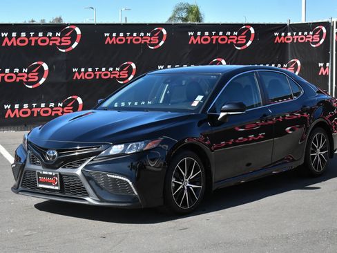 Used 2023 Toyota Camry SE FWD image 3