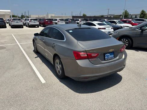 Used 2018 Chevrolet Malibu LT FWD image 3