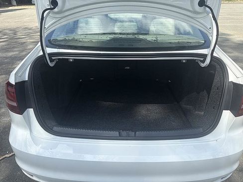 Used 2017 Volkswagen Jetta SE image 22
