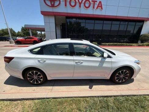 Used 2018 Toyota Avalon XLE Premium FWD image 3