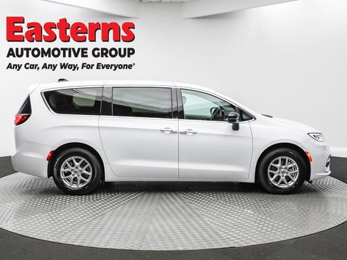 Used 2024 Chrysler Pacifica Touring-L image 4