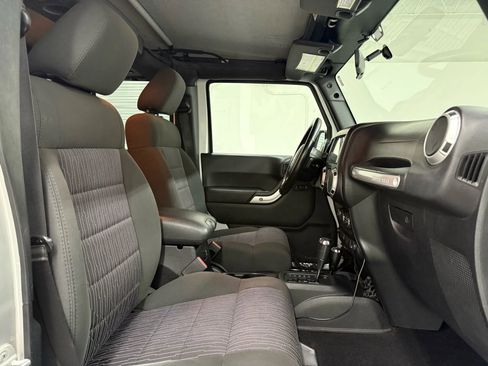 Used 2011 Jeep Wrangler Unlimited Sahara image 12