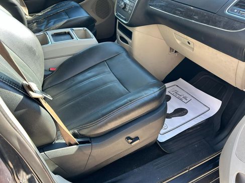 Used 2014 Chrysler Town & Country Touring-L w/ Driver Convenience Group image 12