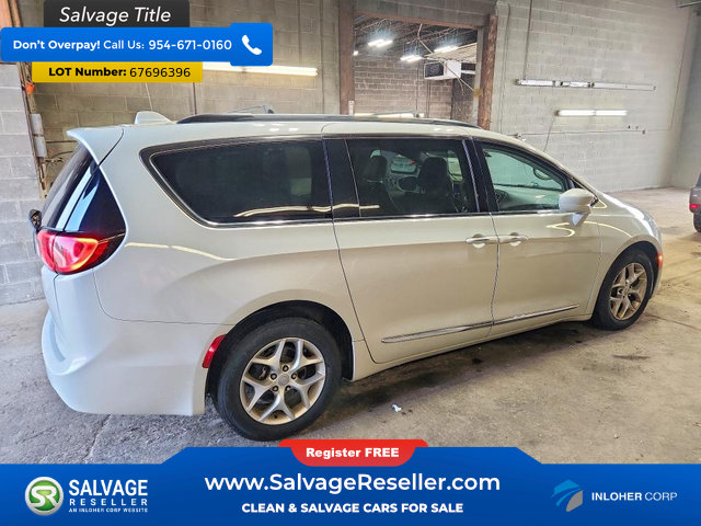 Used 2017 Chrysler Pacifica Touring-L w/ Tire & Wheel Group FWD image 4