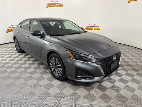 Used 2024 Nissan Altima 2.5 SV FWD image 8