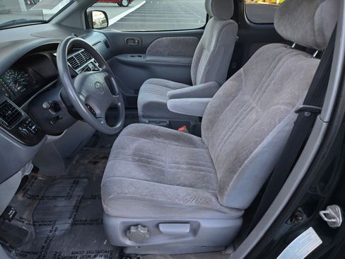 Used 2000 Toyota Sienna LE FWD image 13