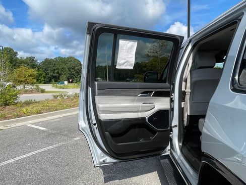 Used 2022 Jeep Wagoneer Series II RWD image 62