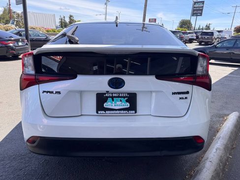 Used 2021 Toyota Prius FWD image 2