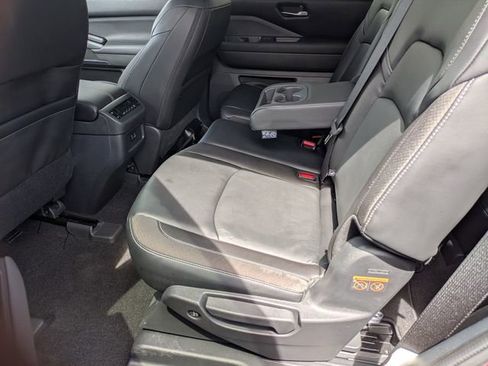 Used 2023 Nissan Pathfinder SL AWD/4WD image 32