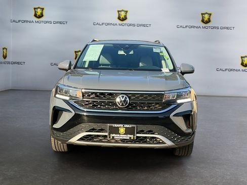 Used 2022 Volkswagen Taos SE w/ Panoramic Sunroof Package image 2