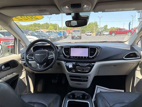 Used 2022 Chrysler Pacifica Touring-L FWD image 10