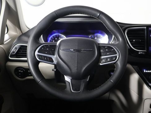 Used 2023 Chrysler Pacifica Touring-L image 36