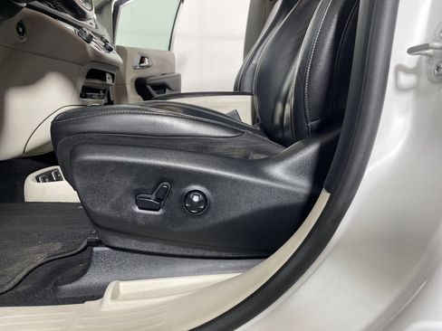 Used 2020 Chrysler Pacifica Touring-L Plus w/ Tire & Wheel Group image 11