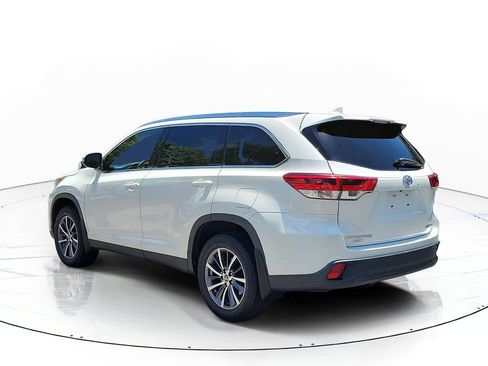 Used 2019 Toyota Highlander XLE AWD/4WD image 3