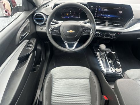 Used 2025 Chevrolet Trax LT w/ LT Convenience Package FWD image 17