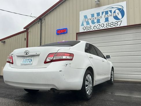 Used 2010 Toyota Camry SE image 24