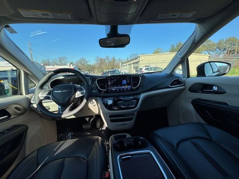Used 2023 Chrysler Pacifica Touring-L image 35