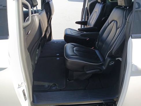 Used 2025 Chrysler Pacifica Limited FWD image 20