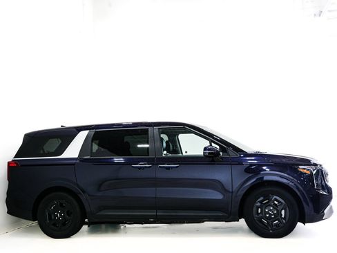 Used 2025 Kia Carnival FWD image 4