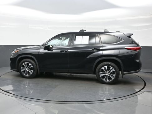 Used 2023 Toyota Highlander XLE AWD/4WD image 3