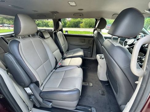 Used 2017 Kia Sedona LX w/ LX Essentials Premium Package FWD image 17