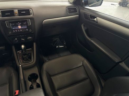 Used 2017 Volkswagen Jetta SE FWD image 6