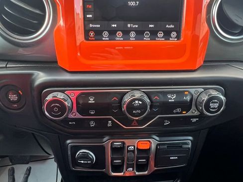 Used 2020 Jeep Wrangler Unlimited Sahara image 25