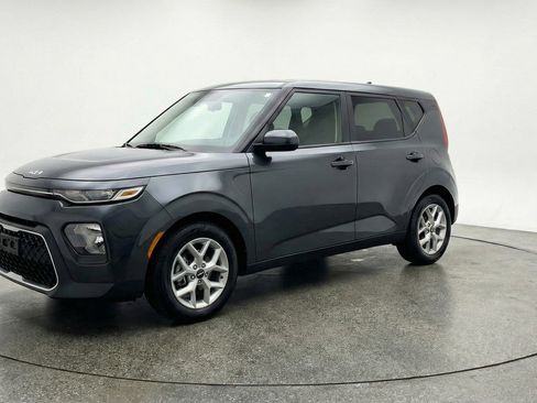 Used 2025 Kia Soul LX w/ LX Technology Package FWD image 3