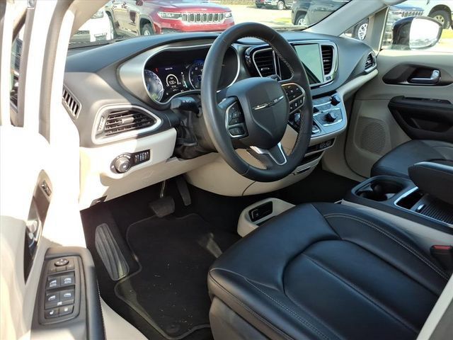 Used 2024 Chrysler Pacifica Touring-L FWD image 15