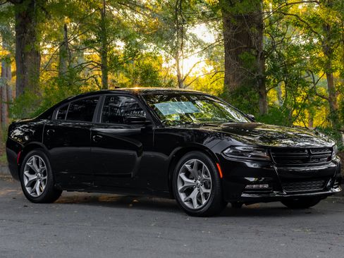 Used 2017 Dodge Charger SXT w/ Plus Group RWD image 49