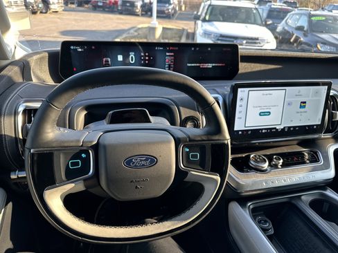 Certified 2025 Ford Expedition Platinum w/ Platinum Ultimate Package image 17