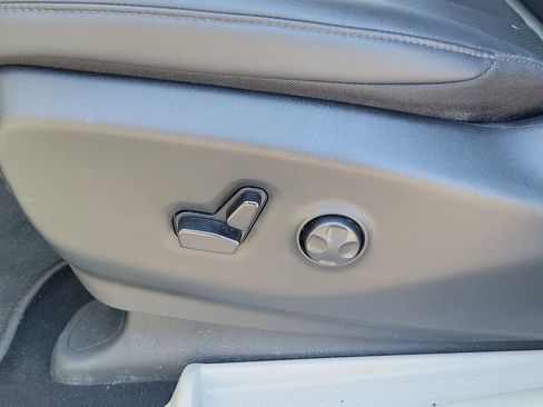 Used 2024 Chrysler Pacifica Touring-L image 22