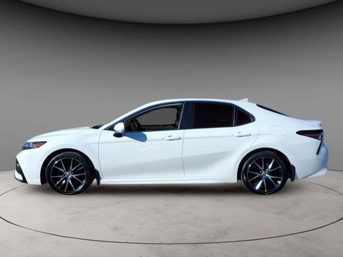 Used 2022 Toyota Camry SE image 2