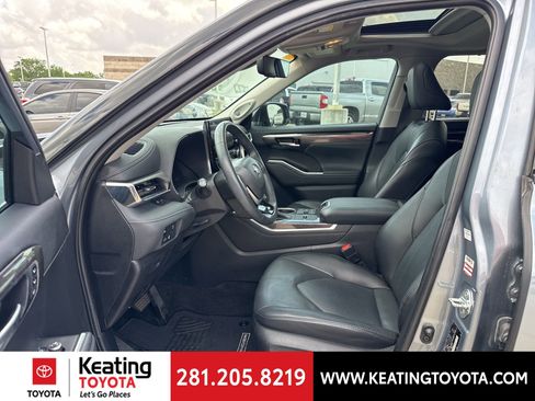 Used 2023 Toyota Highlander Limited image 16