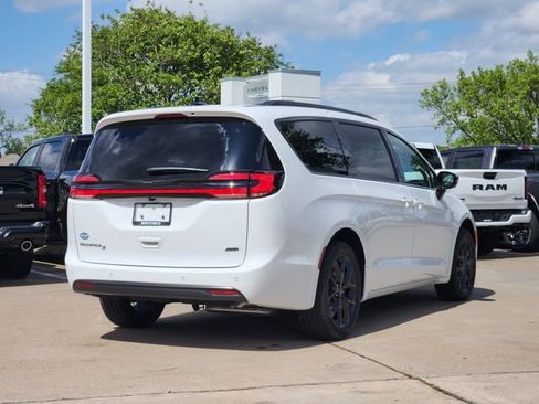 New 2026 Chrysler Pacifica Select image 3