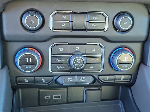 Used 2023 Chevrolet Tahoe Z71 w/ Luxury Package image 31