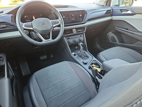 Certified 2022 Volkswagen Taos SE w/ Panoramic Sunroof Package image 4