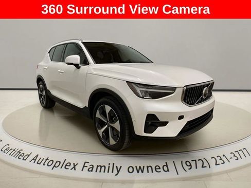 Used 2025 Volvo XC40 B5 Plus image 3